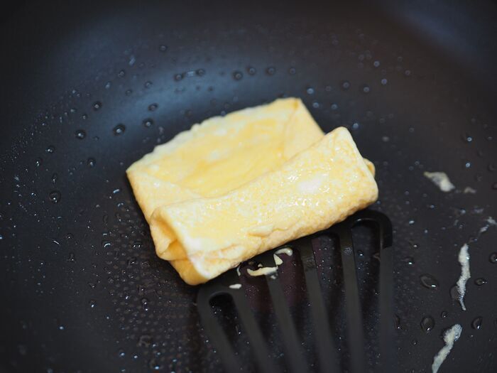 『丸いフライパン』を今すぐ用意！卵焼き器なしでも四角く焼ける裏ワザにびっくり♪