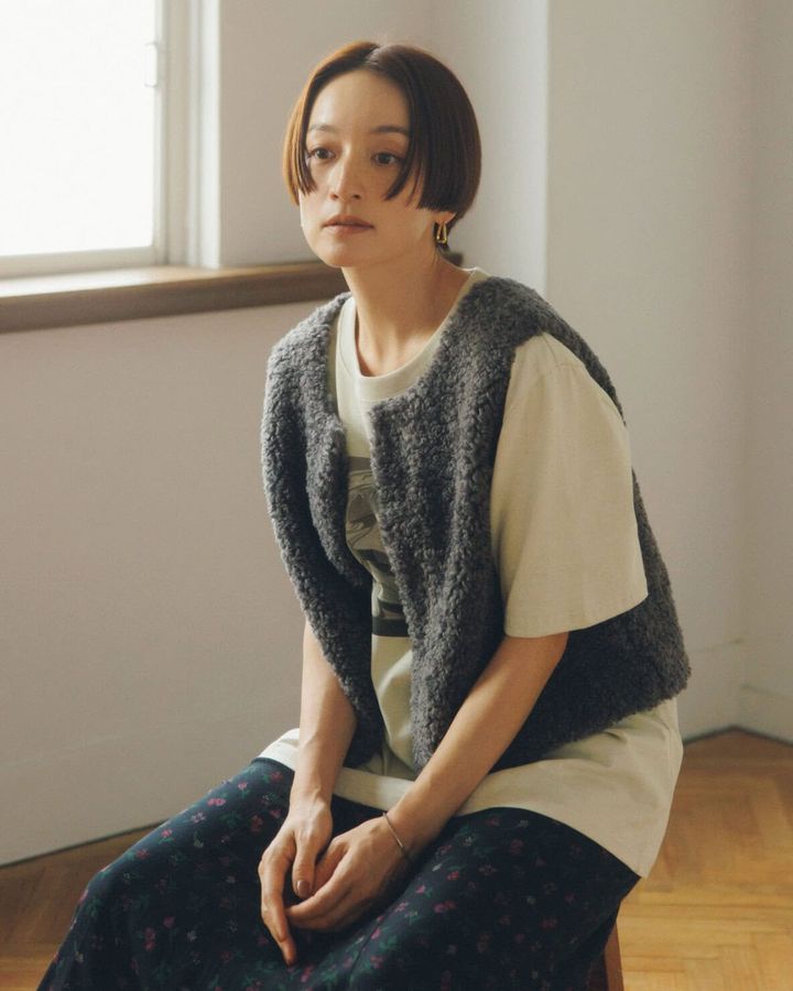 Tシャツにボアベストをラフに合わせて。ショート丈はTシャツの裾をアウトしても好バランス。
