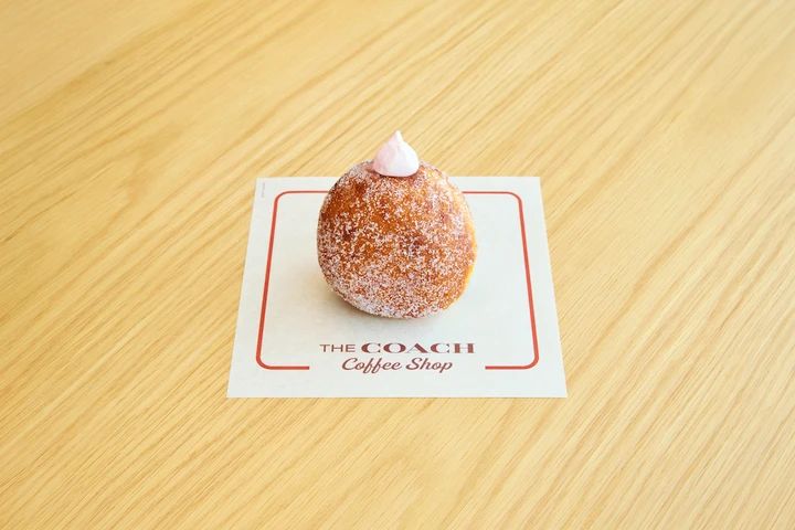 「The Coach Coffee Shop」新メニューDONUTS STRAWBERRY CREAM