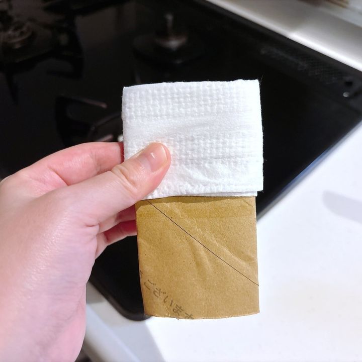 手順2．トイレットペーパーの芯にウエットシートを巻く