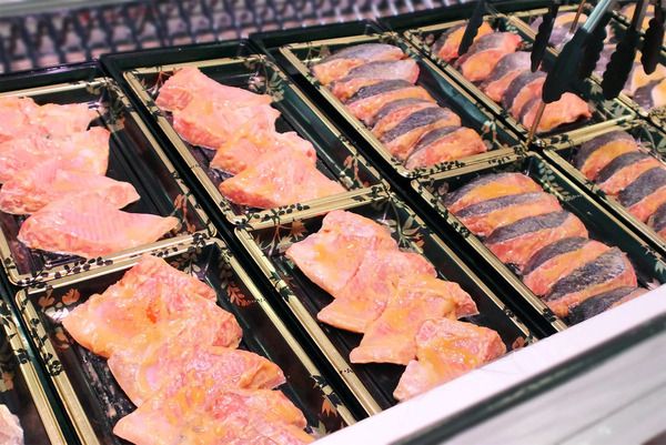 鮮魚専門店「角上魚類」が阪神タイガースのリーグ優勝を祝う「売る虎セール」開催！全品10％OFF