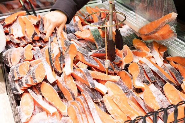 鮮魚専門店「角上魚類」が阪神タイガースのリーグ優勝を祝う「売る虎セール」開催！全品10％OFF
