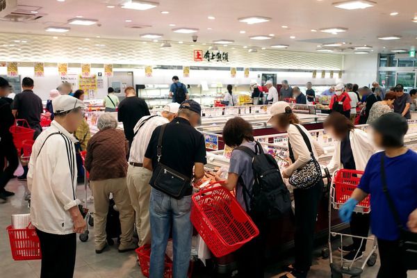 鮮魚専門店「角上魚類」が阪神タイガースのリーグ優勝を祝う「売る虎セール」開催！全品10％OFF