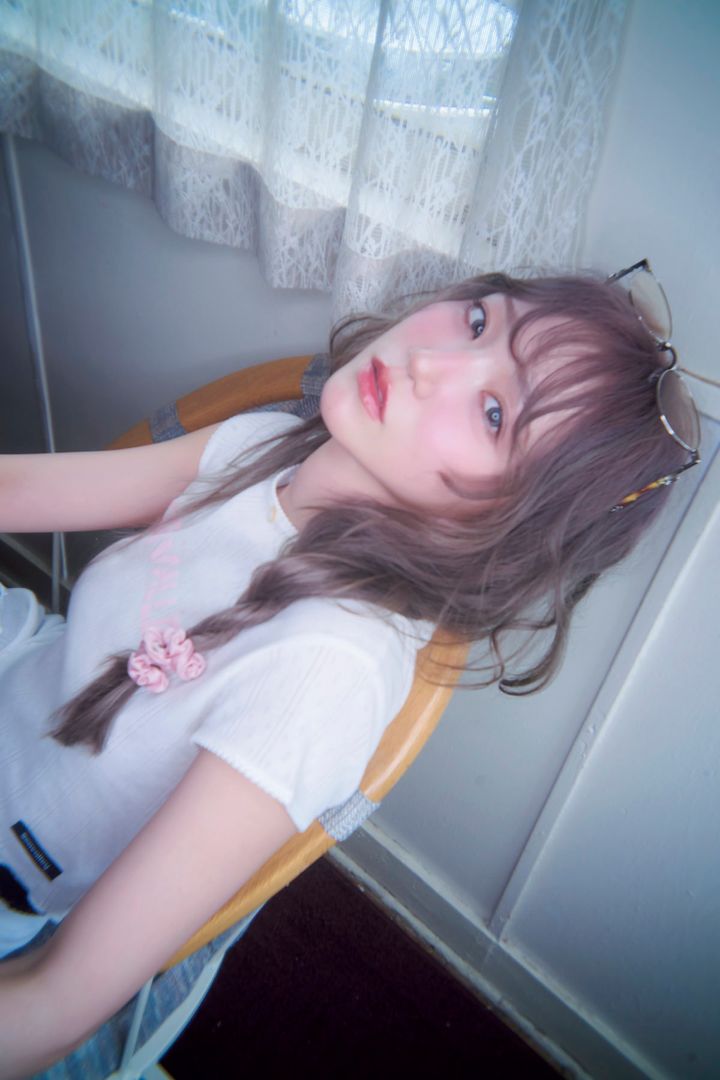 LOVE野口衣織がメガネを頭にのせて上を見つめる寄りのソロカット