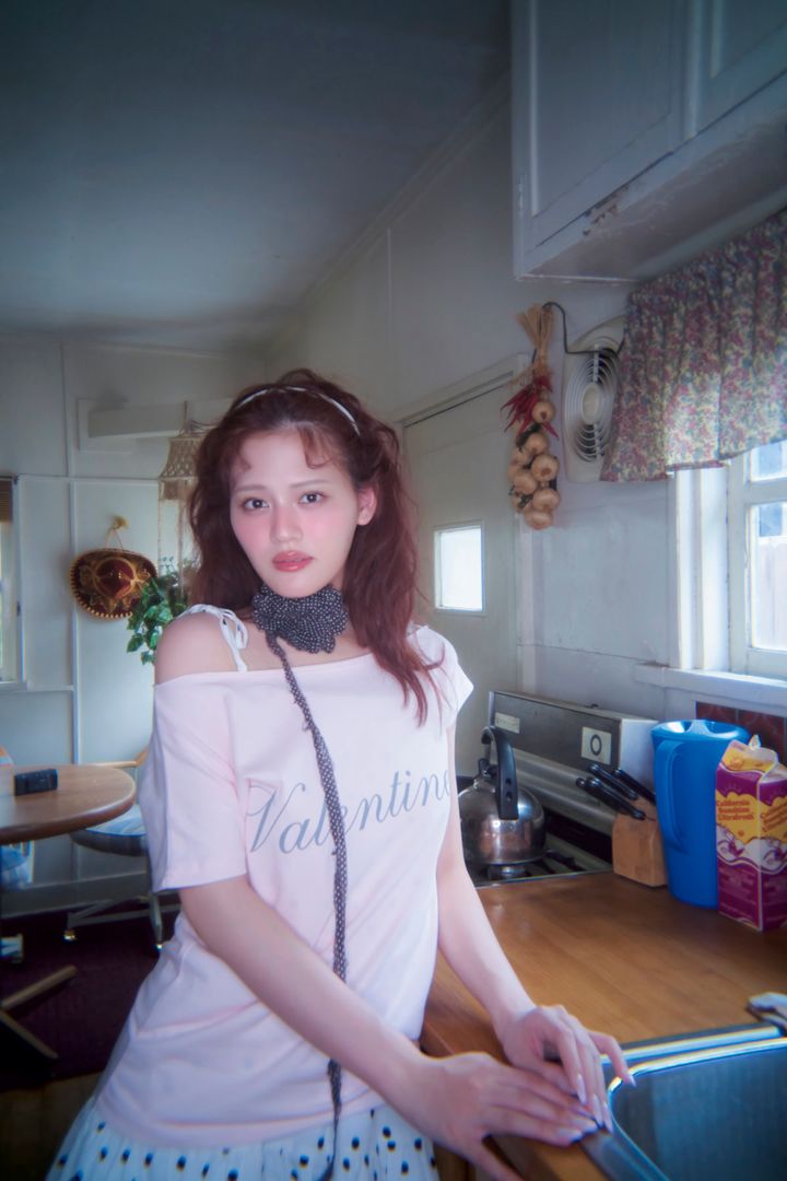LOVE髙松瞳がピンクのTシャツ姿でキッチンに佇むソロカット