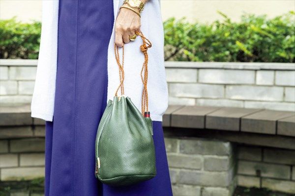 小川千鶴子さんの着こなしのコツ：バッグをアクセントに