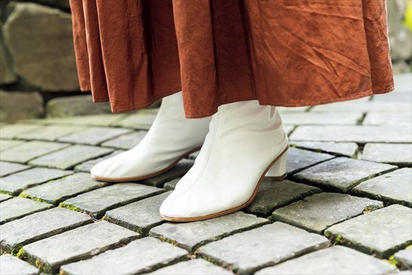 美木ちがやさんの着こなしのコツ：白のブーツ