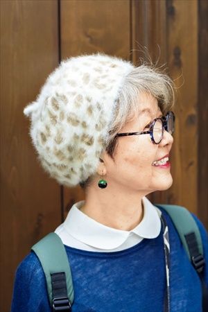 内原加代子さんの着こなしのコツ：柄の帽子