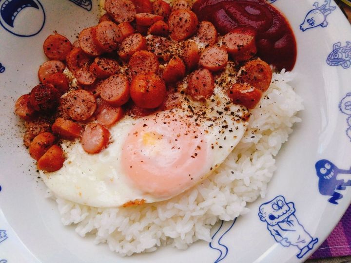 今年も出ました「シャウエッセン 夜味」！これしか勝たん。夜味めだま丼