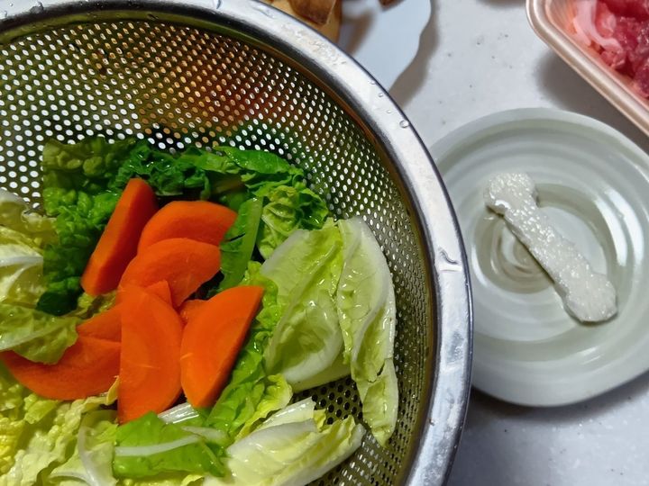 西郷どんへの感謝と敬意を込めて！バラ（薔薇＆バラ肉）の豚肉が花咲く「ツンへのプレゼント（骨）入り鍋」