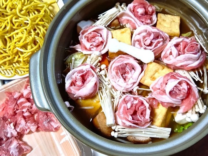 西郷どんへの感謝と敬意を込めて！バラ（薔薇＆バラ肉）の豚肉が花咲く「ツンへのプレゼント（骨）入り鍋」