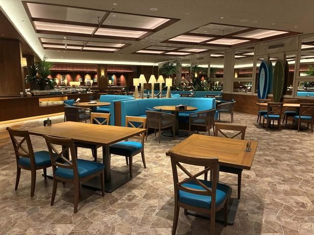 2026年7月にグランドオープンした「オノアズカフェ＆グリル」。南国の情緒漂う店内では、夜は華やかなフラのパフォーマンスなどさまざまなイベントを開催している