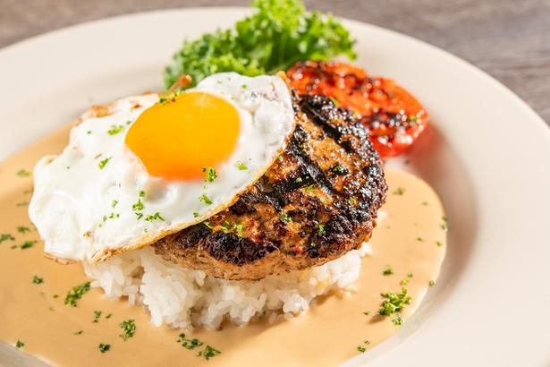 「オノアズカフェ＆グリル」の「キアヴェスモークグリル ハンバーグロコモコ」(ランチ2000円)。ランチはサラダバーセット(700円)やドリンクセット(300円)などもつけられる