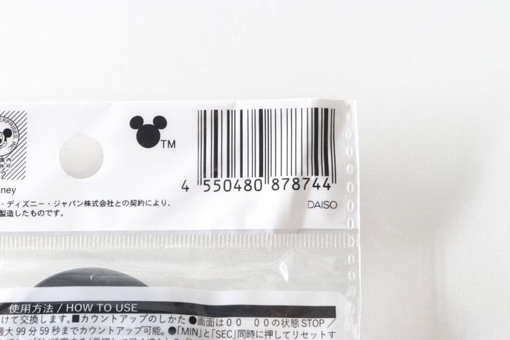 商品パッケージのバーコードとミッキーのロゴのアップ