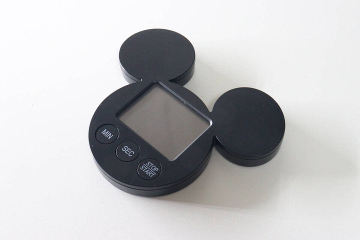 白い背景に置かれた黒いミッキー型のキッチンタイマー