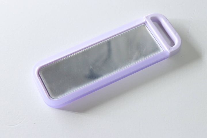 紫色の本体にミラーが収まっているセリアのこっそりカバー付きミラー