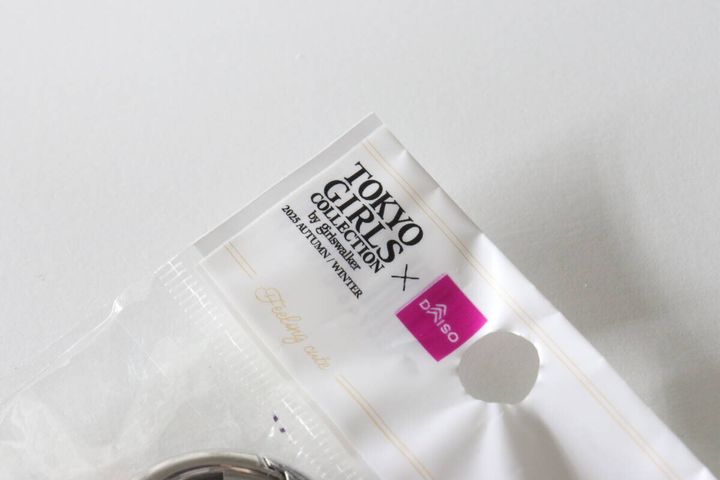 ダイソーマルチフックのパッケージに記載された東京ガールズコレクションコラボのロゴ
