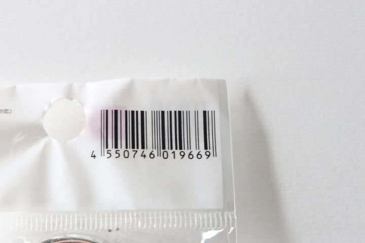ダイソーマルチフックのパッケージに印字されたバーコードと商品番号