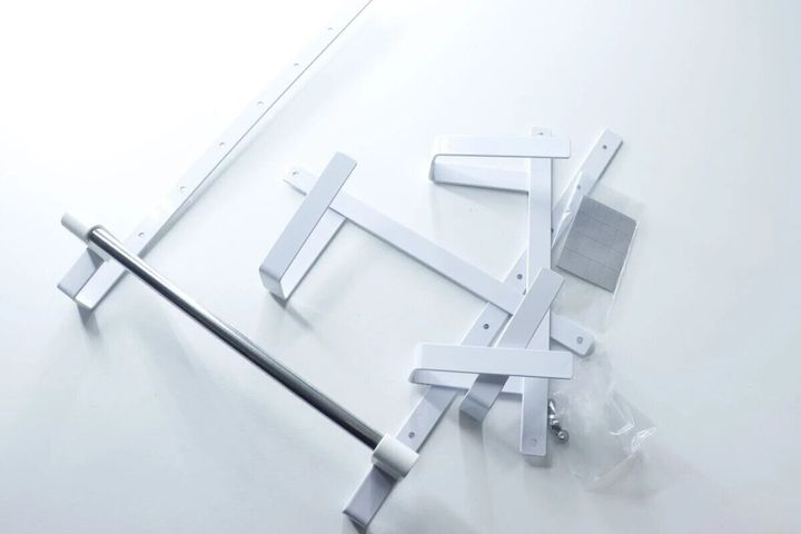 白いテーブルに広げられたシンクドア用まな板＆鍋ふたホルダーの部品