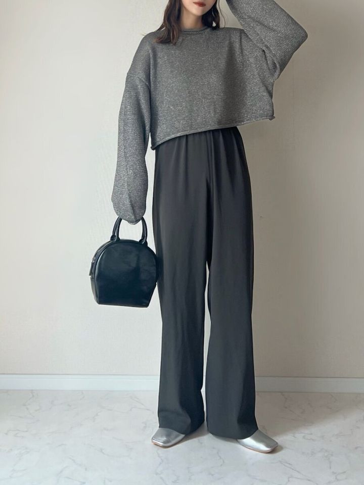 グレーのクロップドニットと濃いグレーワイドパンツのコーデ