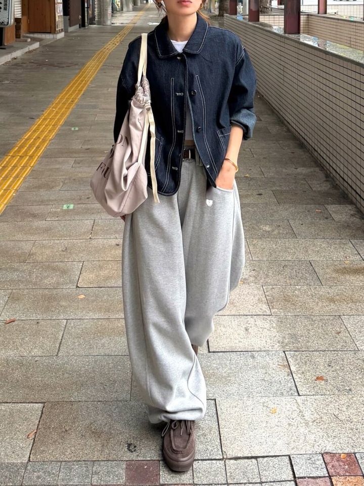 デニムジャケットとライトグレースウェットパンツのコーデ