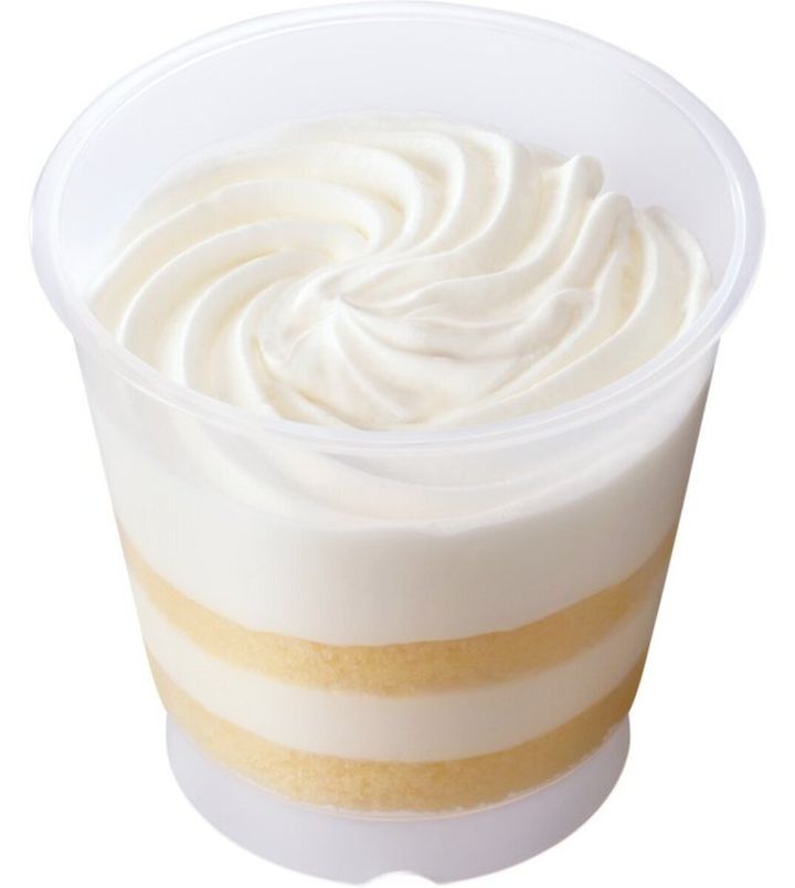 カップに入ったほぼクリームのケーキ。スポンジとクリームの層