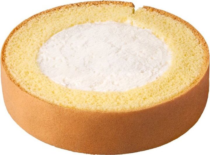 生クリームロールケーキの断面。白いクリームがたっぷり