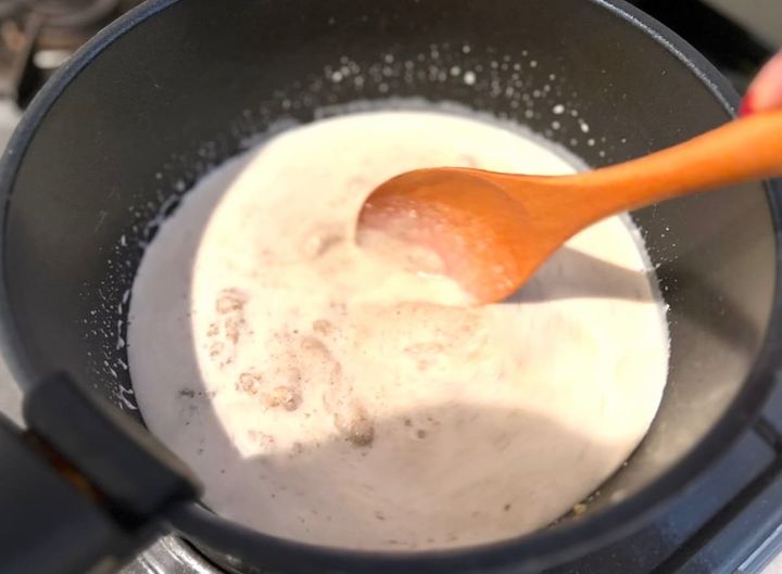 栗のポタージュに牛乳と生クリームを加えて温める様子