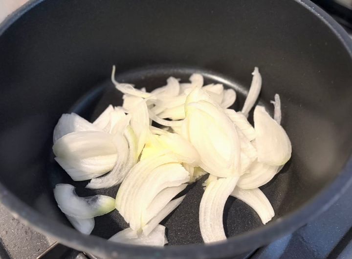 鍋で玉ねぎを炒める様子