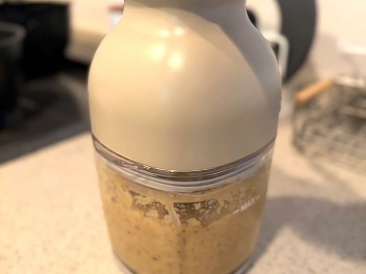 栗と玉ねぎをミキサーで撹拌する様子