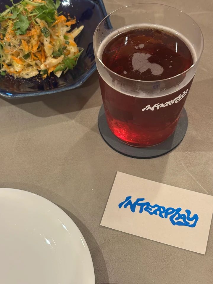 Interplayのビールとサラダ
