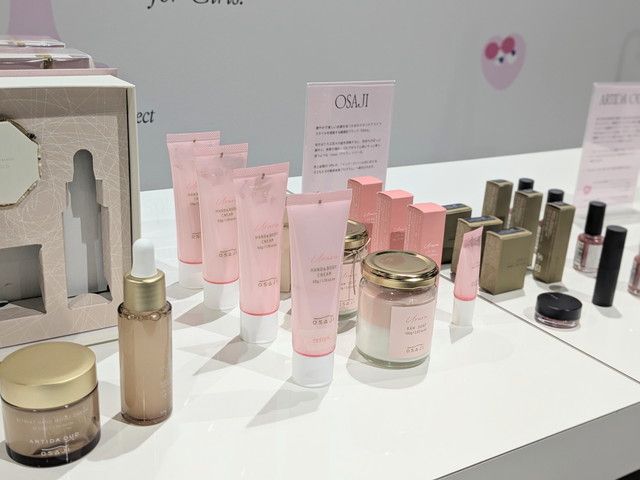 OSAJIとARTIDA OUDのコスメが並ぶ展示