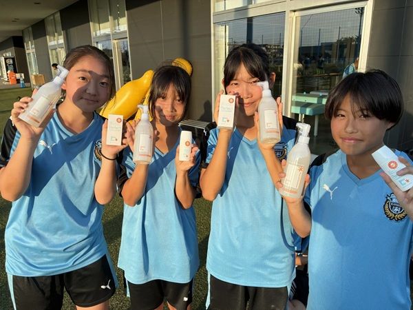 川崎フロンターレの女子中学生チームに、ナチュラルサイエンスが日焼け止めなどを提供