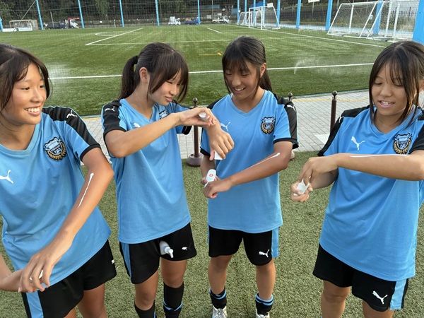 川崎フロンターレの女子中学生チームに、ナチュラルサイエンスが日焼け止めなどを提供