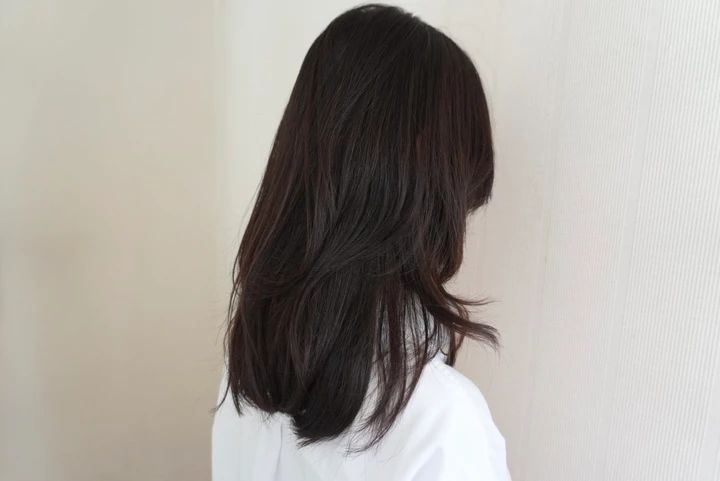 フレンチツイスト前に軽く巻いたミディアムヘア