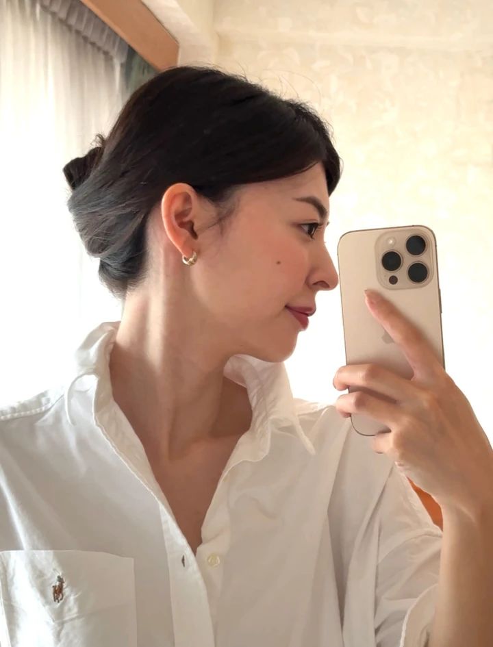 白シャツコーデにフレンチツイストを合わせた休日スタイル
