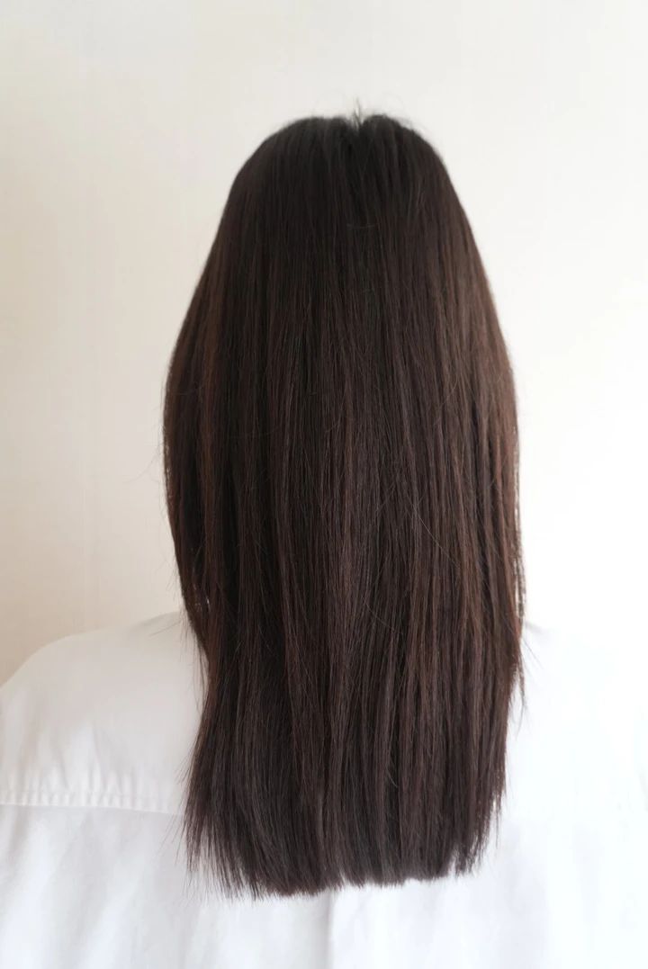 レイヤー入りミディアムのストレートヘアを下ろした後ろ姿