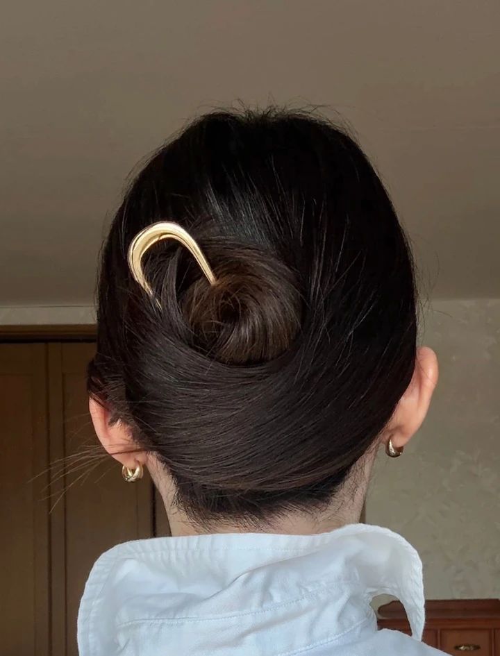 ゴールドのUピンで完成したフレンチツイストの後ろ姿