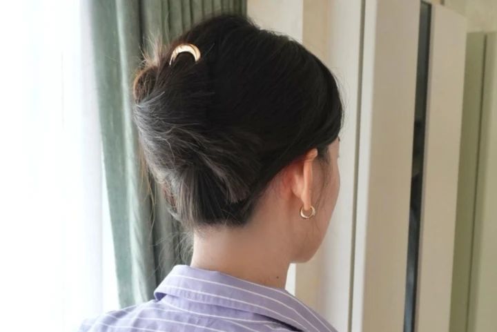 ゴールドのUピンでまとめたフレンチツイストの後ろ姿