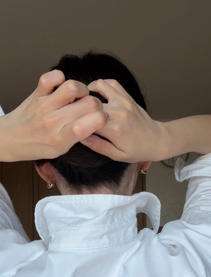 Uピンで根元の髪をすくい、引っかけているフレンチツイストの手順