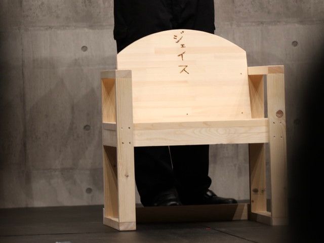 背もたれに「ジェイス」と書かれたジェシーさんの手作りの椅子