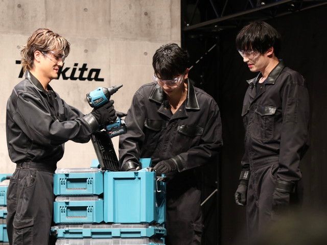 つなぎ姿で登場しMAKTRAKを手にするSixTONESの3人