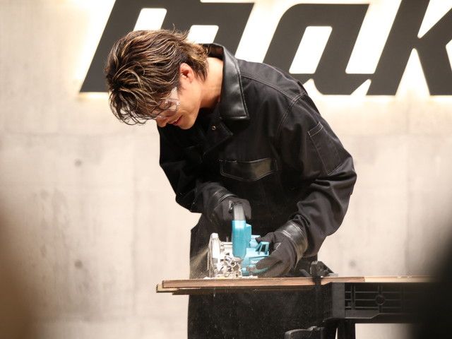 保護メガネをつけてマルノコで木材をカットする森本慎太郎さん