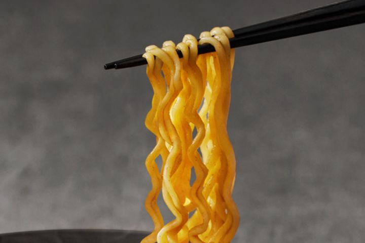 ゴールデンブレンドオイルで揚げた『三養1963』の麺