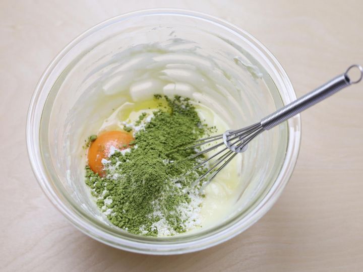 クリームチーズにグラニュー糖、卵、ホットケーキミックス、抹茶を加えて混ぜる様子