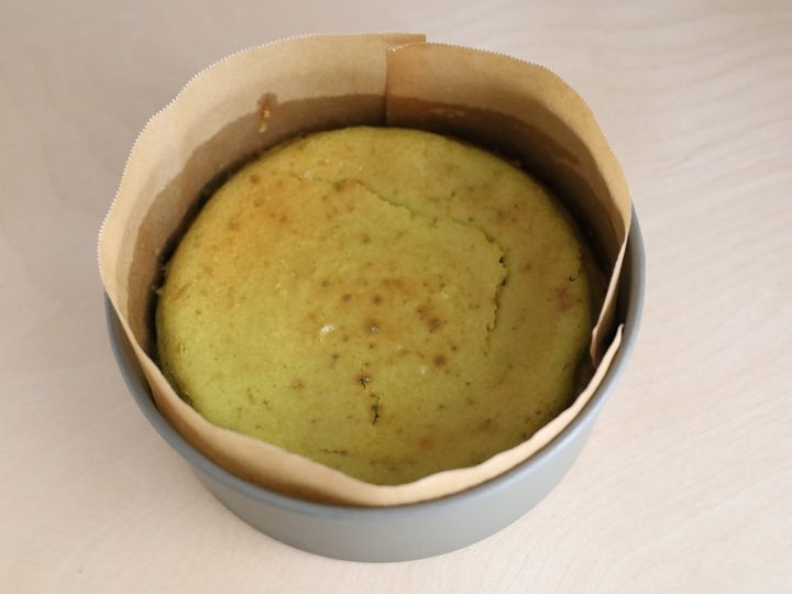 焼き上がった栗入り抹茶チーズケーキ