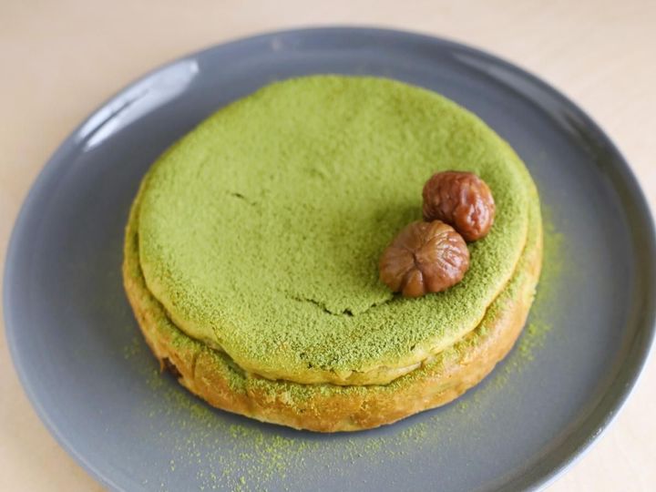 抹茶と甘栗をトッピングした栗入り抹茶チーズケーキ
