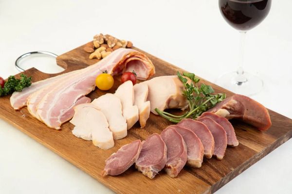 桜チップ直火燻製ベーコン・チキン・タンの食べ比べセット、武田ハムが先行販売！