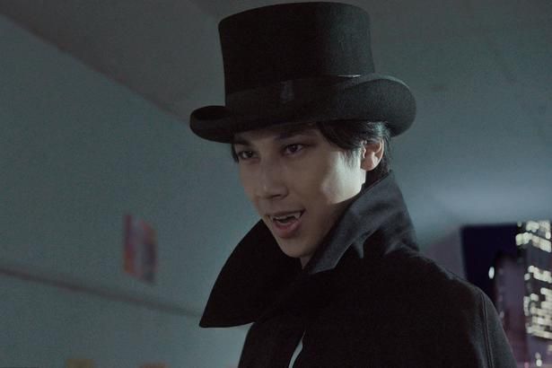 怪しげな黒マントの男が夕子に声をかける [c]2026 IRH Press