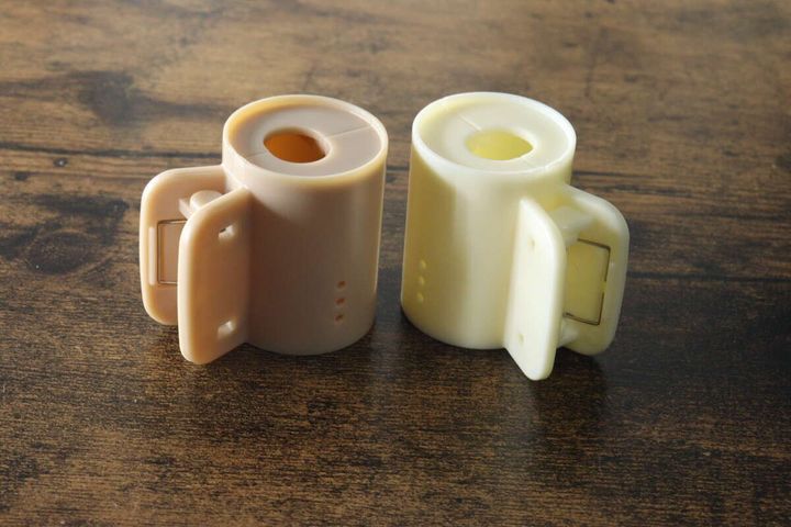 ベージュとアイボリーの歯ブラシスタンドクリップ2個を並べた状態